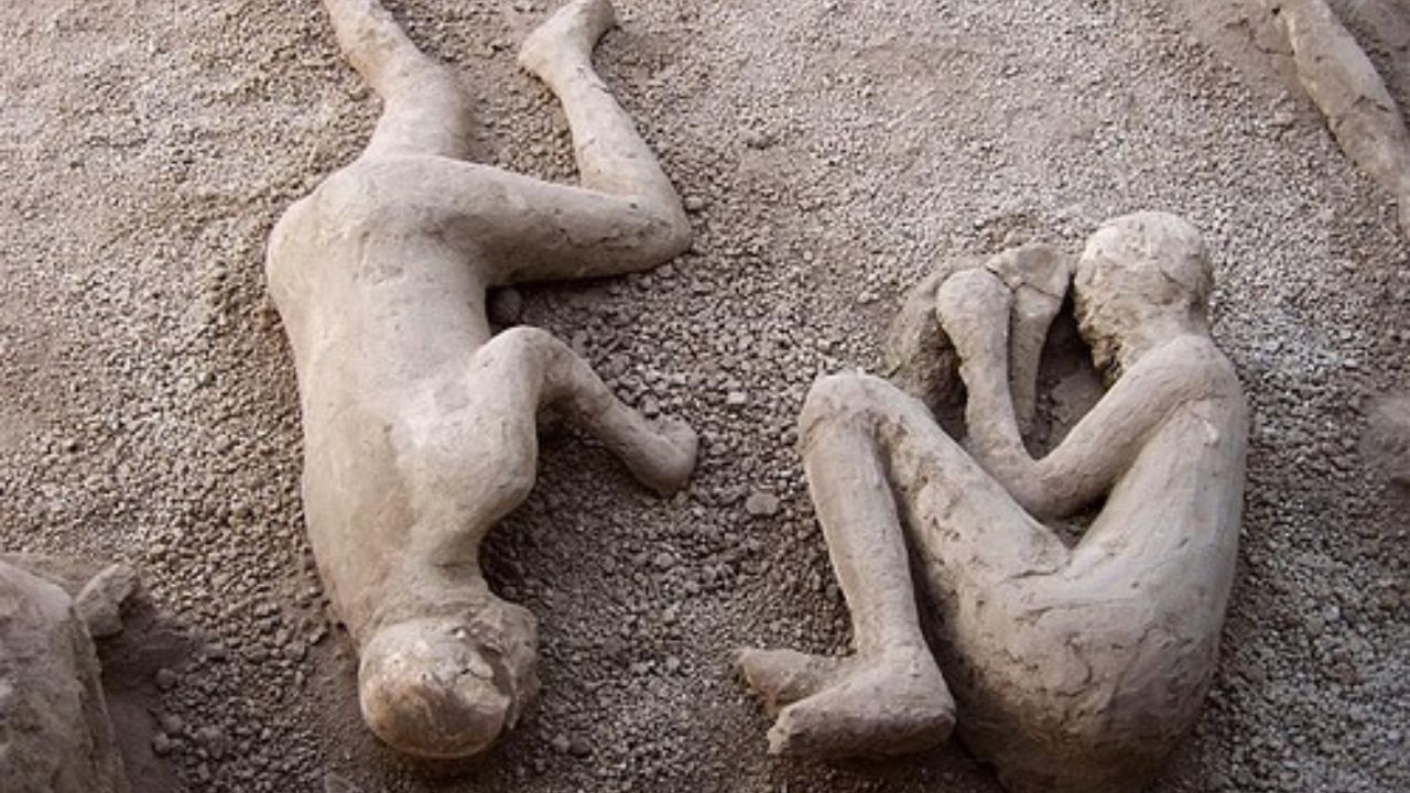 लावामुळे लोकांचा वेदनादायी मृत्यू झाला. नंतर तापमान अचानक कमी झाले ज्यामुळे लावा घट्ट झाला आणि लोकांचे शरीर दगडात रुपांतरीत झाले. पॉम्पेई व्यतिरिक्त, ज्वालामुखीने हर्क्युलेनियम या आणखीन एका लहान शहराचा नाश केला.