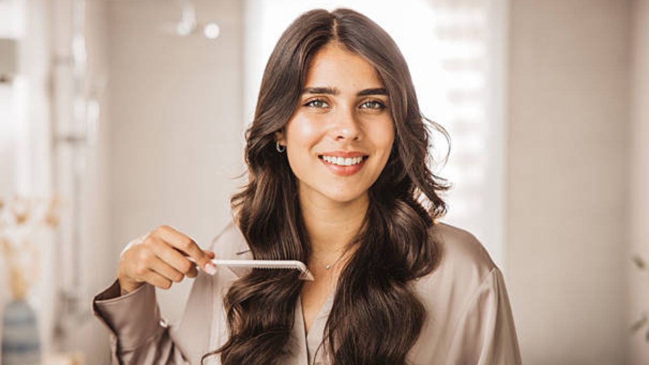 हा हेअर पॅक आठवड्यातून एकदा किंवा दोनदा वापरता येतो. याच्या नियमित वापराने काही आठवड्यांतच तुमच्या केसांमधील सर्व कोंडा दूर होईल. दही आणि लिंबूपासून बनवलेला हा हेअर पॅक औषधी गुणधर्मांनी परिपूर्ण आहे, म्हणूनच केसांवर त्याचा सर्वोत्तम परिणाम दिसून येतो.