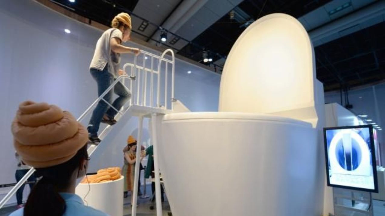 तुम्ही जेव्हा या संग्रहालयात प्रवेश कराल तेव्हा तुम्हाला वाटेल की, तुम्ही एका टाॅयलेट सीटच्या आत प्रवेश करत आहात, कारण या संग्रहालयाचे प्रवेशद्वार देखील शौचालयाच्या सीटसारखे डिझाइन केलेले आहे.