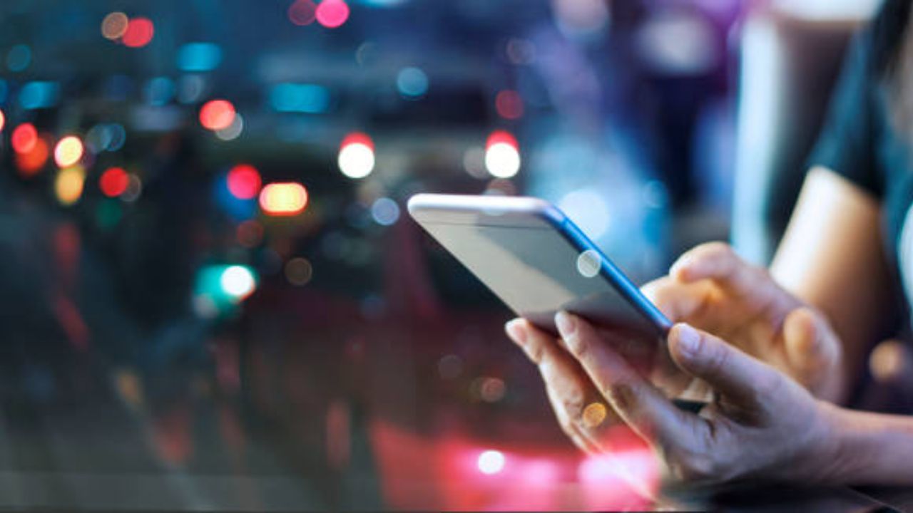 वायरिंगमध्ये तांब्याचा वापर केला जातो तर सर्किट लाइन्समध्ये चांदीचा वापर होतो. कोबाल्ट, लिथियचा बॅटरीमध्ये आणि कूलिंगसाठी वापर केला जातो. 
