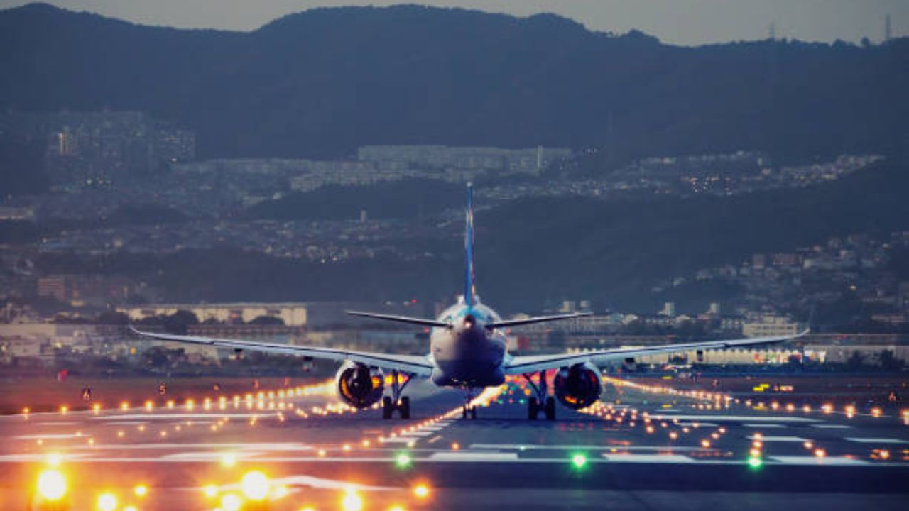 न्यूझीलंडच्या या विमानतळावरून जाणारी ट्रेन पामरस्टन नॉर्थ-गिसबोर्न रेल्वे मार्गाचा भाग आहे, जी धावपट्टीला दुभाजक करते. म्हणूनच कोणताही अपघात टाळण्यासाठी उड्डाण आणि ट्रेनचे वेळापत्रक काळजीपूर्वक व्यवस्थापित करावे लागते.
