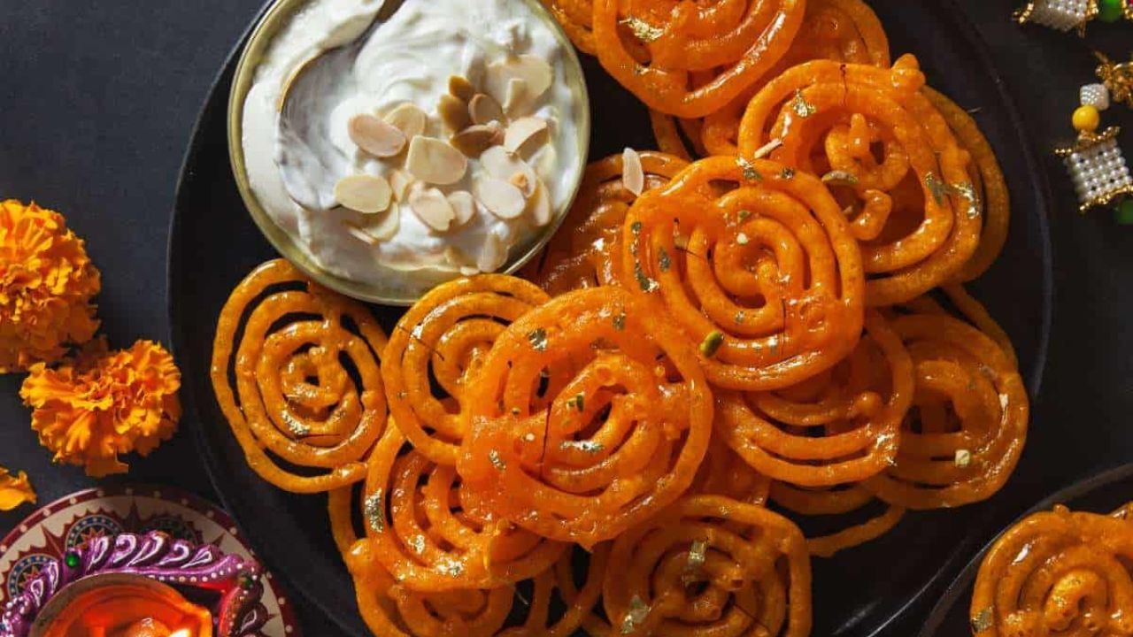 जिलेबी - भारताचा लोकप्रिय गोडाचा पदार्थ जिलेबीची उत्पत्ती पश्चिम आशियात झाली. मध्ययुगीन काळात पर्शियन भाषिक आक्रमकांनी जलेबी भारतात आणली. १५ व्या शतकात भारतात या गोड पदार्थाला 'कुंडलिका' आणि 'जलावल्लिका' असे म्हटले जात असे.
