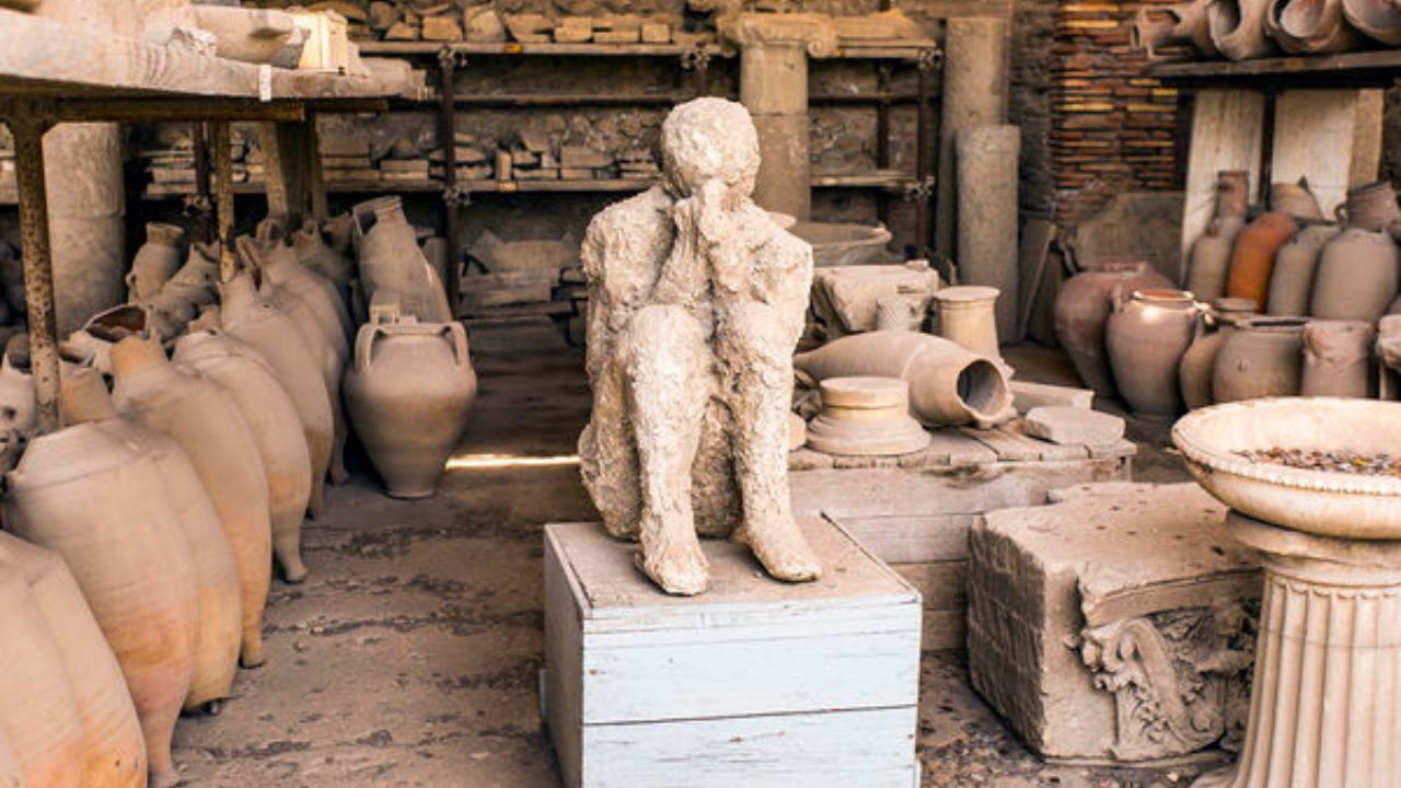 पोम्पेई शहरात राहणारे रहिवासी आपला जीव वाचवून तेथून पळतील याआधीच ज्वालामुखीचा लावा त्या भागात पोहचतो आणि सर्वांचा झटक्यातच सर्वनाश होतो. तो लावा इतका गरम असतो की यात लोकांचे रक्त उकळले तर काहींच्या कवट्या फुटल्या