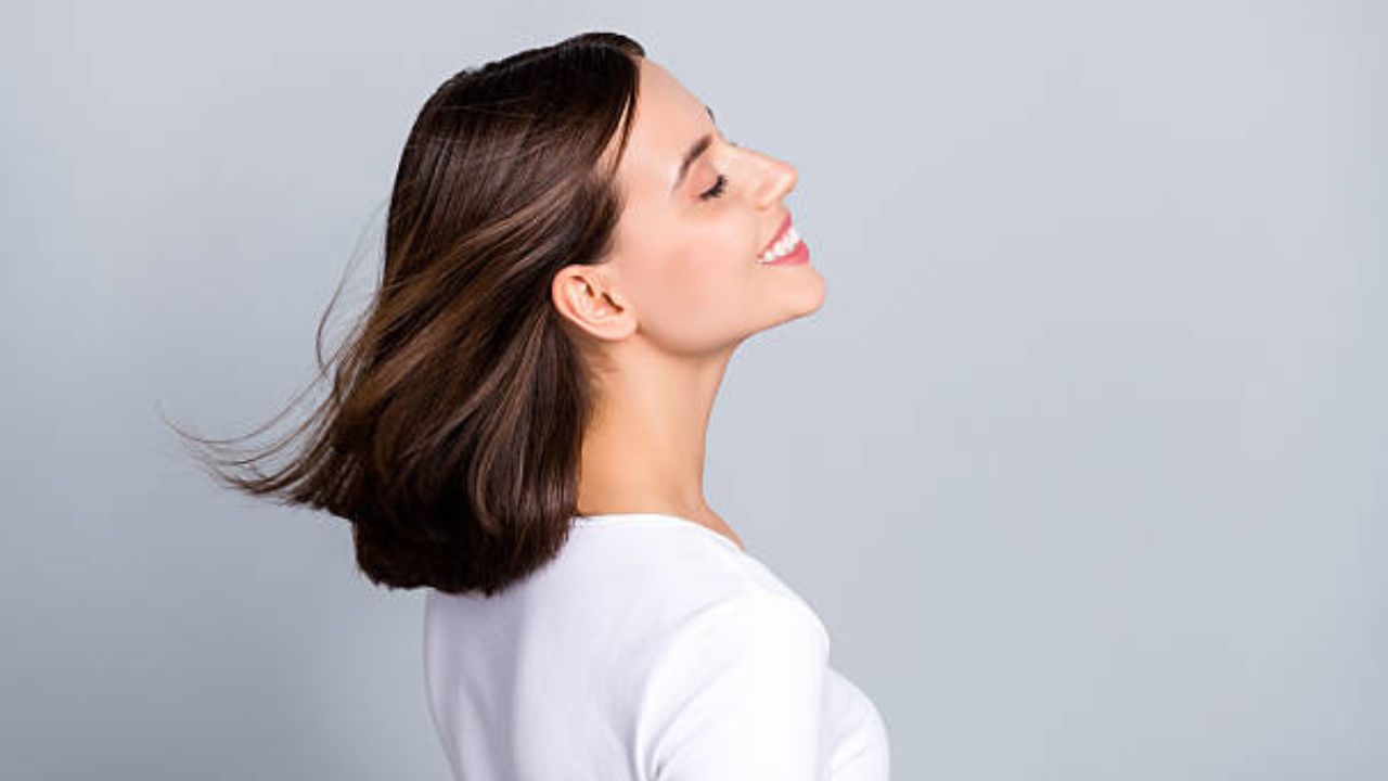 हा हेअर पॅक केवळ डोक्यातील कोंडाच दूर करत नाही तर यामुळे डोक्यातील कोरडेपणाही लक्षणीयरीत्या कमी होईल. हा हेअर पॅक केसांना स्मूद करण्यासही मदत करेल.