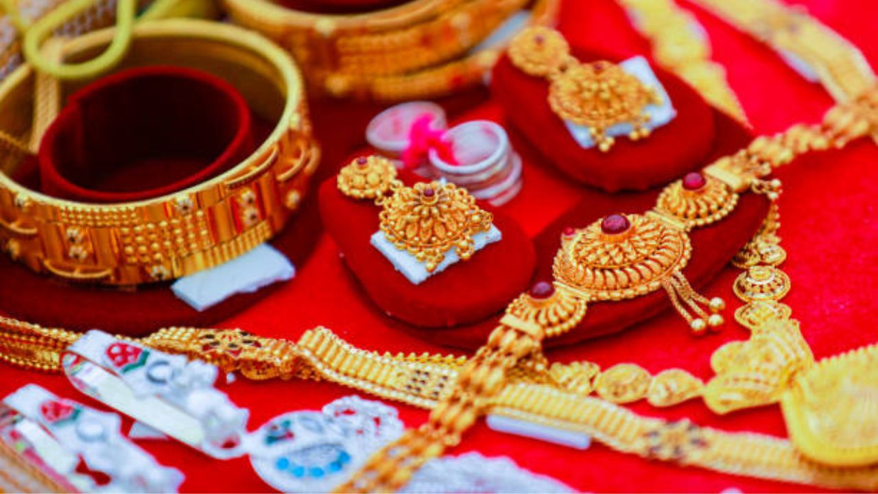 सोन्याची तपासणी करण्यासाठी तुम्ही साऊंट टेस्टिंगचाही पर्याय निवडू शकता. खरे सोने किंवा चांदी घंटासारखा आवाज निर्माण करते, तर बनावट धातूंमध्ये सामान्यतः जड, पोकळ आवाज येतो.