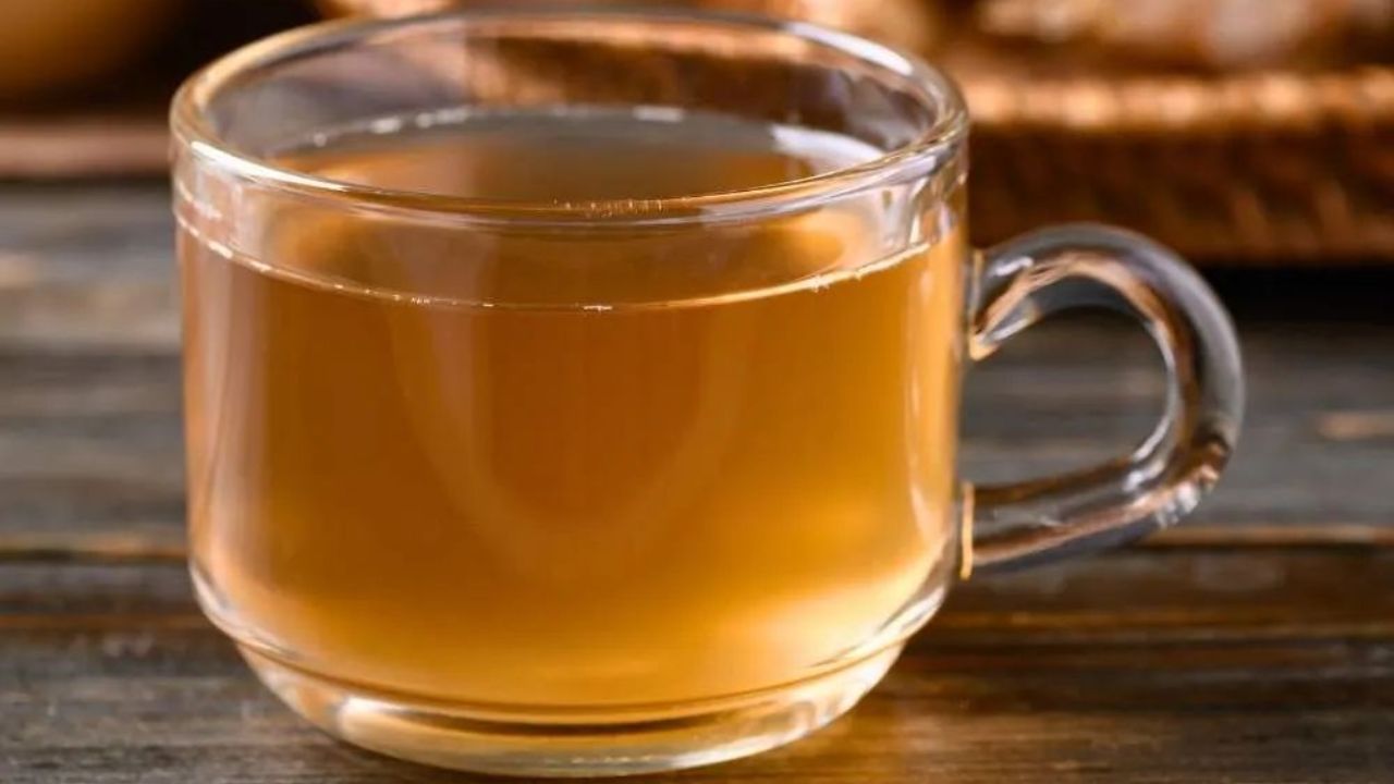 सर्दी आणि खोकला दूर करण्यासाठी तुळस आणि आल्याचा काढा भरपूर फायदेशीर ठरतो. याला बनवणेही फार सोपे आहे.