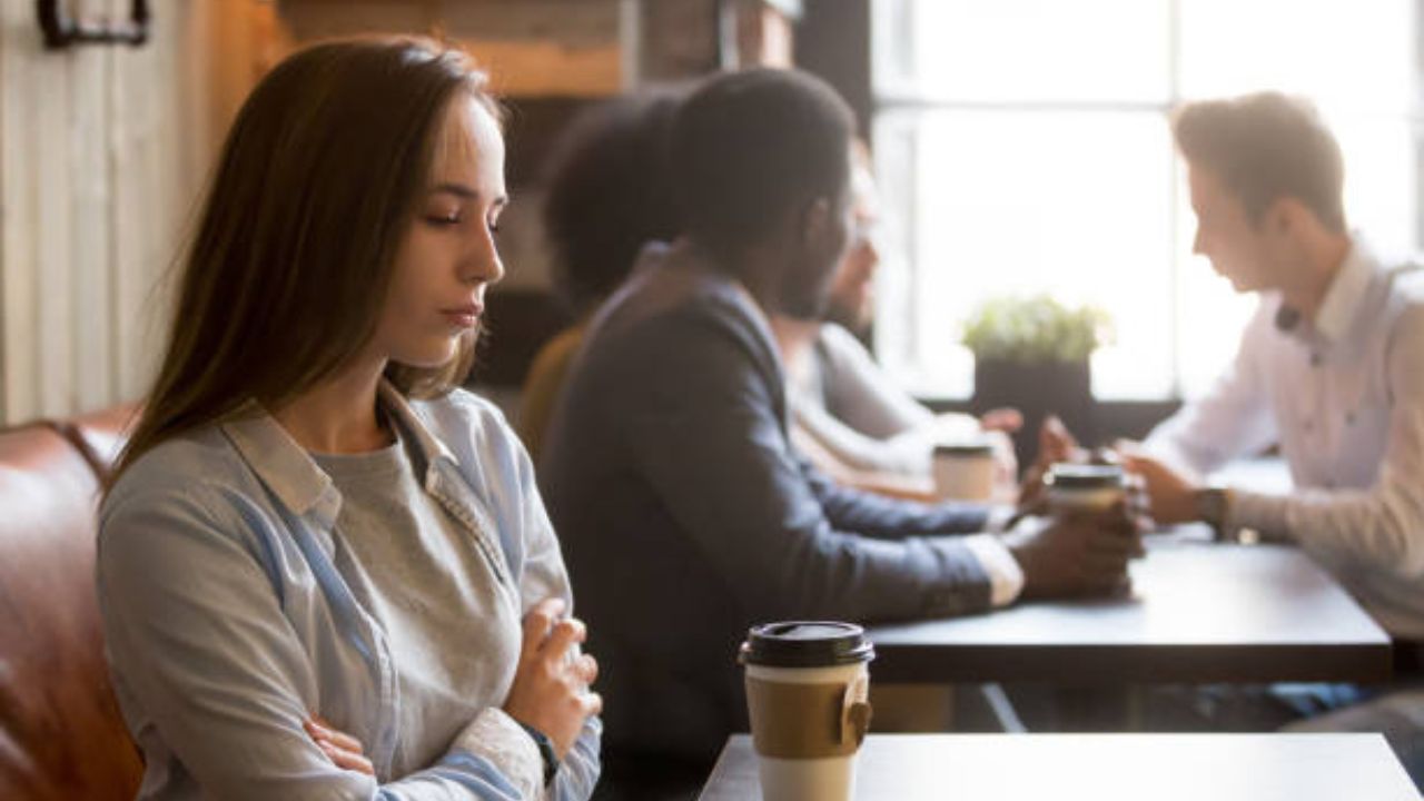 चारचौघात बोलायला घाबरताय? Social Anxiety दूर करण्यासाठी ‘हे’ आहेत प्रभावी मार्ग