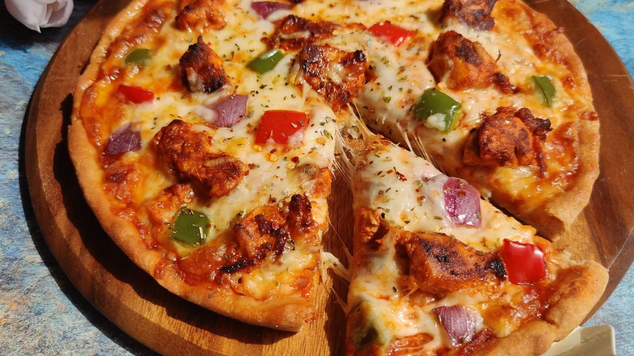 आरोग्याची चिंता सोडा आवडीने मुलांना खाऊ घाला गव्हाच्या पिठाचा चविष्ट पिझ्झा; रेसिपी नोट करा