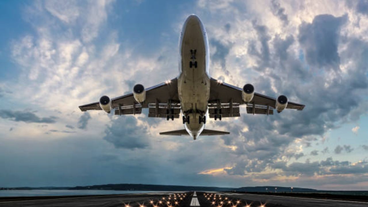 हे एक असे विमानतळ आहे जिथे रनवेवर विमान उडत असाताना त्याच ठिकाणाहून ट्रेनही धावली जाते.  म्हणून, पायलटला ट्रेन लक्षात ठेवून उड्डाण करावे लागते. एकदा ट्रेन गेली की, पायलट पुन्हा उड्डाण घेतो.
