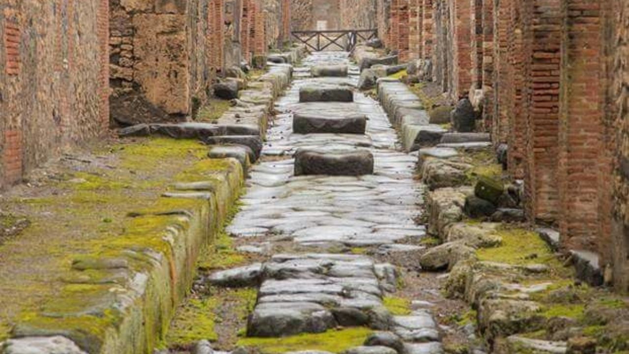 खरं तर, नेपल्सच्या उपसागरात, पॉम्पेईजवळ, माउंट व्हेसुव्हियस नावाचा एक ज्वालामुखी आहे. ७९ इसवी सनात, या ज्वालामुखीचा अचानक उद्रेक झाला आणि त्यातून मोठ्या प्रमाणात लावा, राख आणि वायू बाहेर पडला.