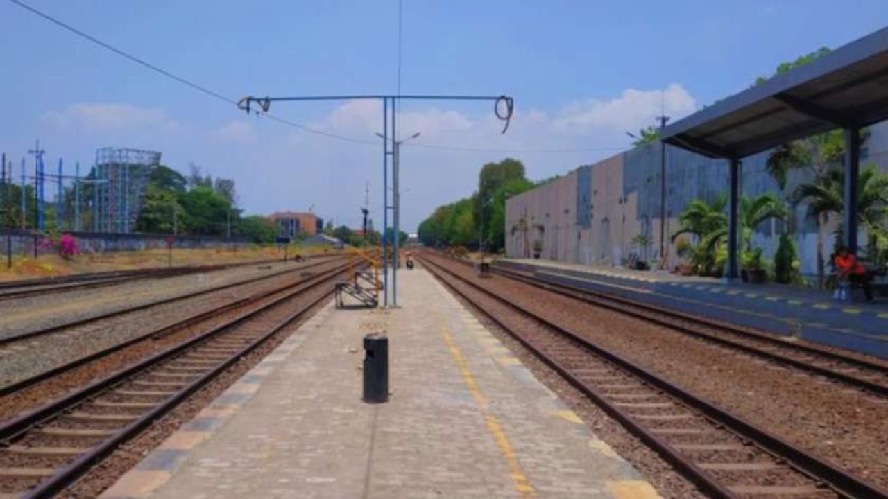 एकाच ठिकाणी दोन रेल्वे स्थानकं! महाराष्ट्रातील हे अनोखे ठिकाण नक्की आहे कुठे?
