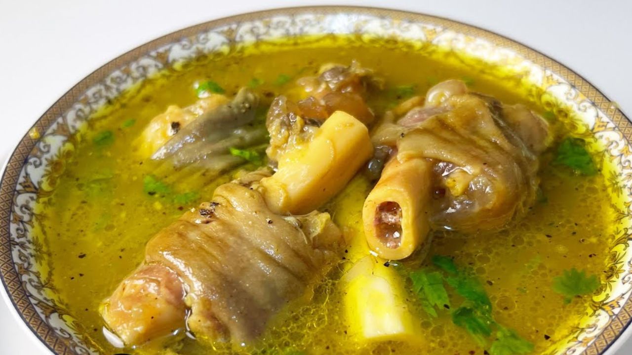 Winter Recipe : थंडीच्या दिवसांत घरी बनवायला विसरू नका ‘पाया सूप’, अभिनेत्री करीना कपूरची फेव्हरेट डिश