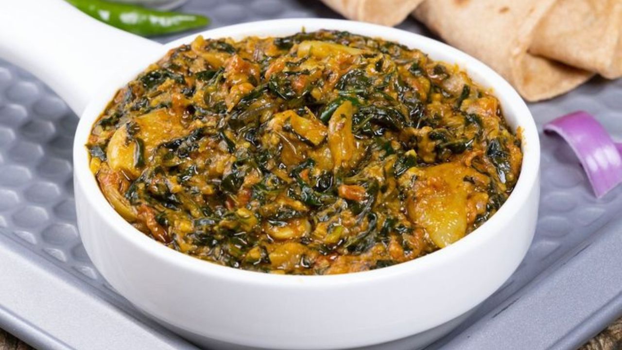 Winter Recipe : हिवाळ्यात पालेभाज्या झाल्यात स्वस्त, सिंपल भाजी सोडा यावेळी जेवणात बनवा लज्जतदार ‘लसूणी मेथी’