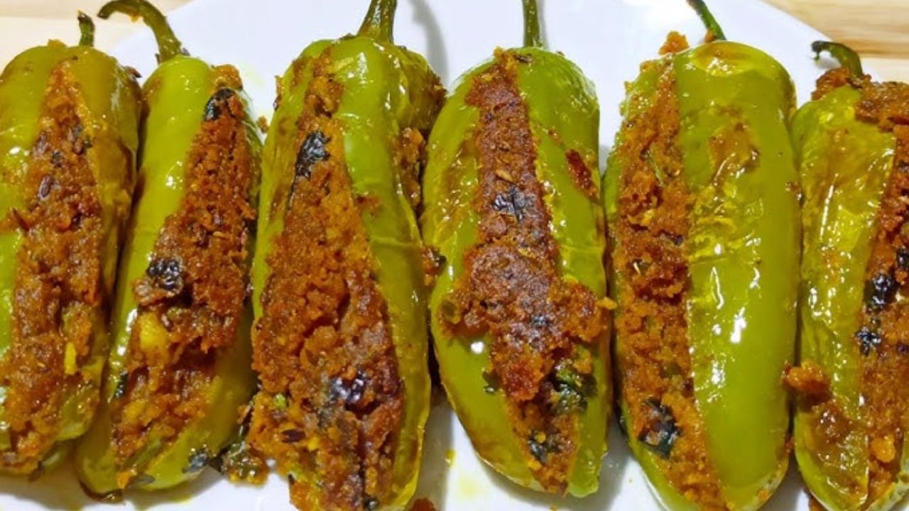 जेवणाची मजा आणखीनच वाढेल, मसालेदार स्टफिंग अन् खमंग चवीने भरलेली ‘भरली मिरची’; 10 मिनिटातच तयार होईल रेसिपी
