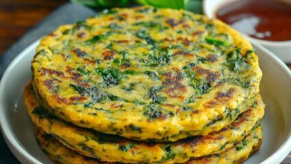 सकाळच्या नाश्ता करा पौष्टिक आणि चविष्ट, यंदा घरी बनवून खा ‘पालक चिला’; अवघ्या 10 मिनिटांची रेसिपी