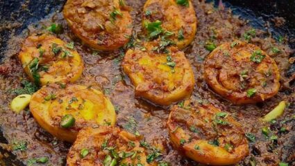 Egg Recipe : तुम्ही कधी अंडा तवा फ्राय खाल्ला आहे का? नसेल तर ही आगळीवेगळी झणझणीत रेसिपी कुटुंबाला नक्की खाऊ घाला