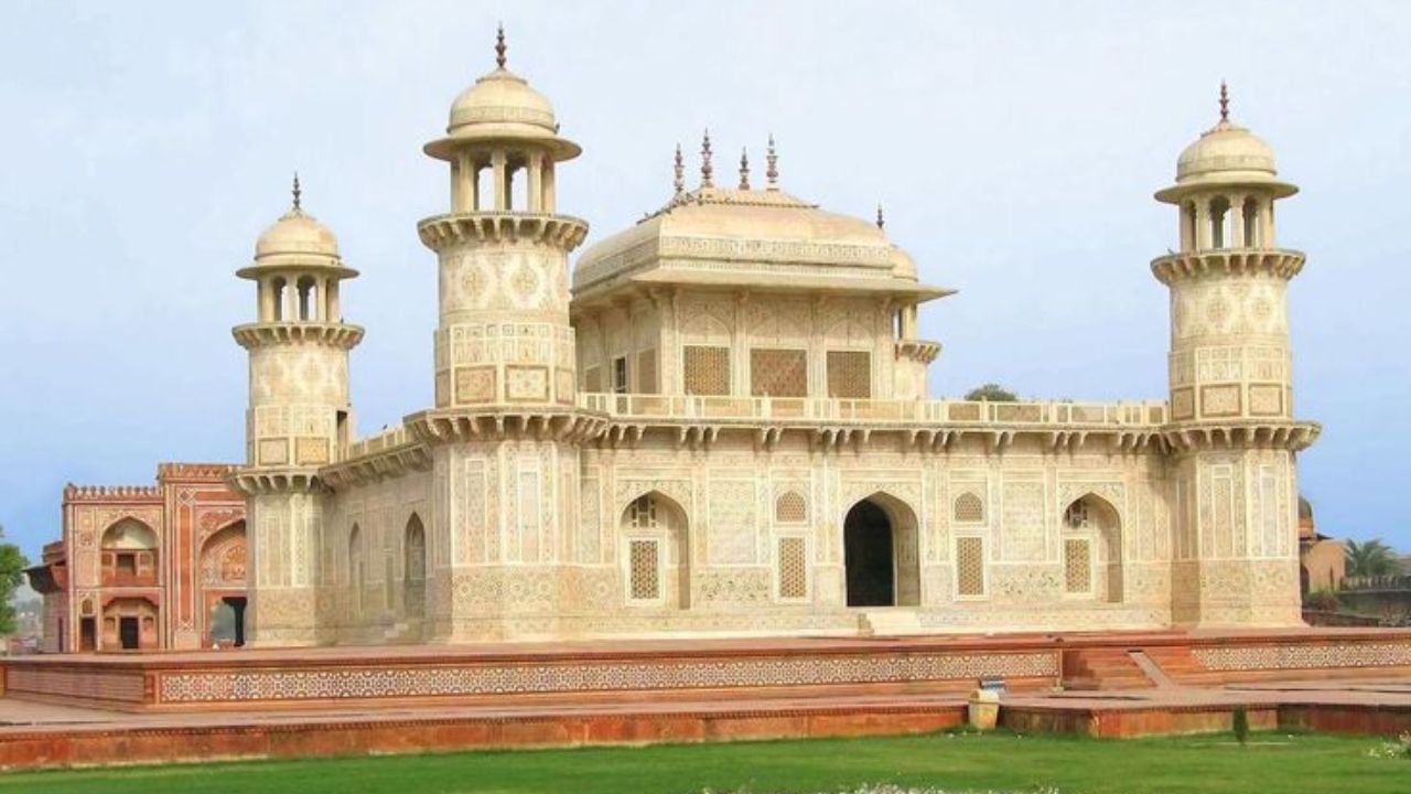 ताजमहालच्याही आधी बनला आहे ‘बेबी ताज’; खूप रंजक आहे याची कहाणी