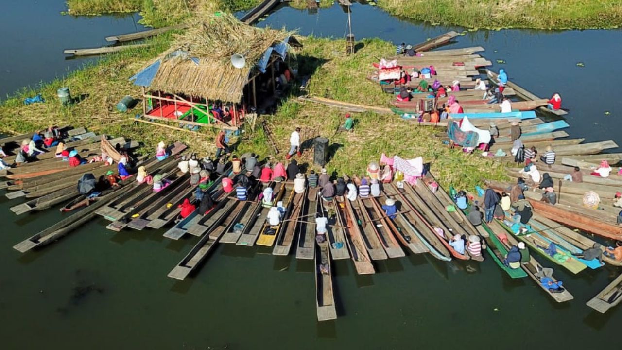 भारताच अनोखं फ्लोटिंग विलेज, इथे शाळा-बाजार सर्वच पाण्यावर तरंगत; घरांची बदलत राहते लोकेशन