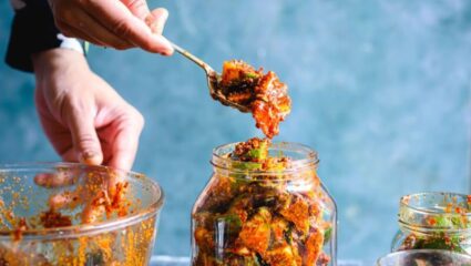 हिवाळ्यात लोणचं खाण्याचे आहेत चमत्कारी फायदे; आता कोणत्याही गिल्टशिवाय करा सेवन, आयुर्वेद एक्सपर्टने केलं स्पष्ट