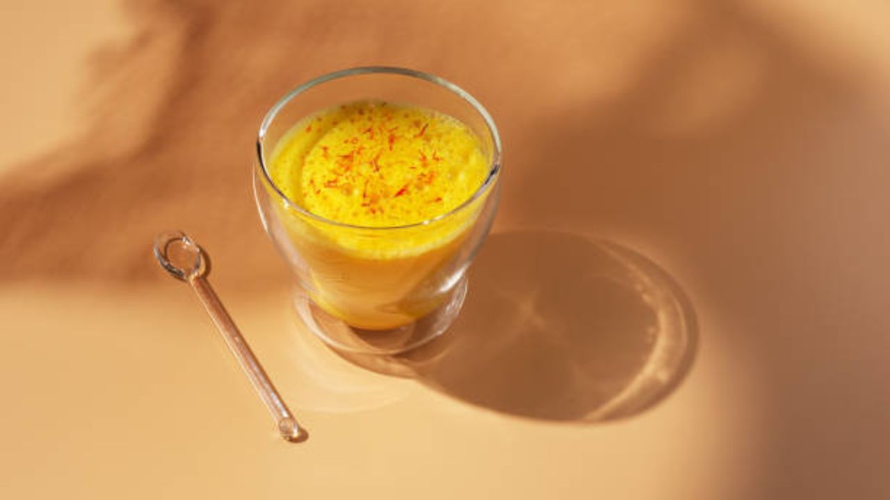 हळदीमध्ये असलेले अँटी-इन्फ्लेमेटरी आणि अँटी-बॅक्टेरियल गुण त्वचेसाठी उत्तम आहेत. हळदीचं दूध पिण्याने त्वचेला आवश्यक पोषण मिळते आणि हिवाळ्यात होणारे त्वचेचा कोरडेपणा आणि चिळचिळेपण दूर होते.