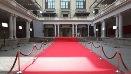 VIP साठी नेहमी रेड कार्पेटच का वापरले जाते? निळा, पिवळा, हिरवा रंग का नाही? जाणून घ्या यामागील कारण