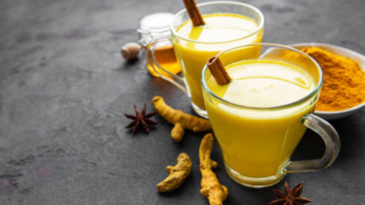 हळदीला असलेल्या सूजन कमी करणाऱ्या गुणधर्मांमुळे हळदीचं दूध सांधेदुखी किंवा मसल पेनसाठी फायदेशीर ठरते. हिवाळ्यात कमी होणाऱ्या सूर्यप्रकाशामुळे शरीरात सांधेदुखीची समस्या वाढू शकते, हळदीचं दूध यावर आराम देऊ शकते.