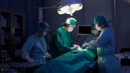 गर्लफ्रेंडच्या आई-वडिलांना खुश करण्यासाठी बॉयफ्रेंडने केली सर्जरी पण शेवटी मृत्यूचं आला अंगलड… अंगावर शहारा आणणारी घटना