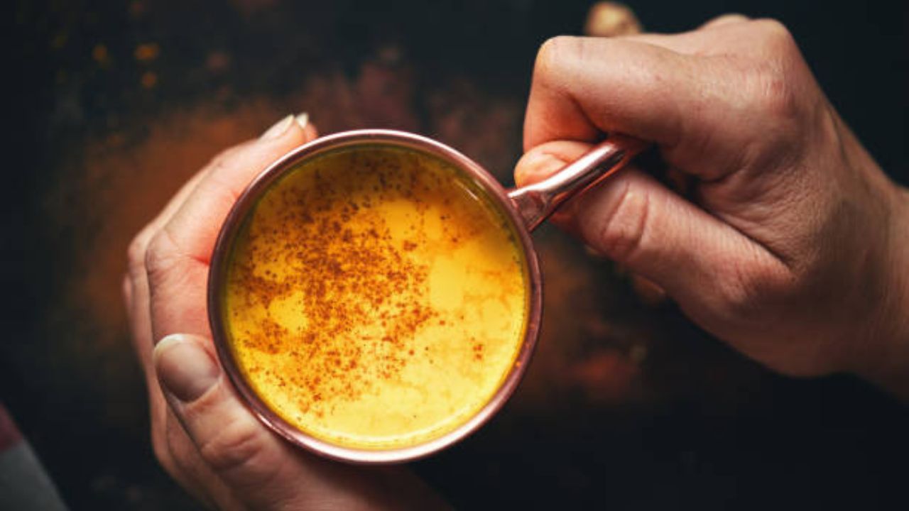 हळदीचं दूध पिणे पचनास उत्तेजना देते आणि पचनक्रिया सुधारते. हळदीमध्ये असलेली कुरकुमिन घटक पचन तंत्राला समजून आणि कार्यक्षम बनवते. हिवाळ्यात पचनाच्या समस्या कमी होतात.