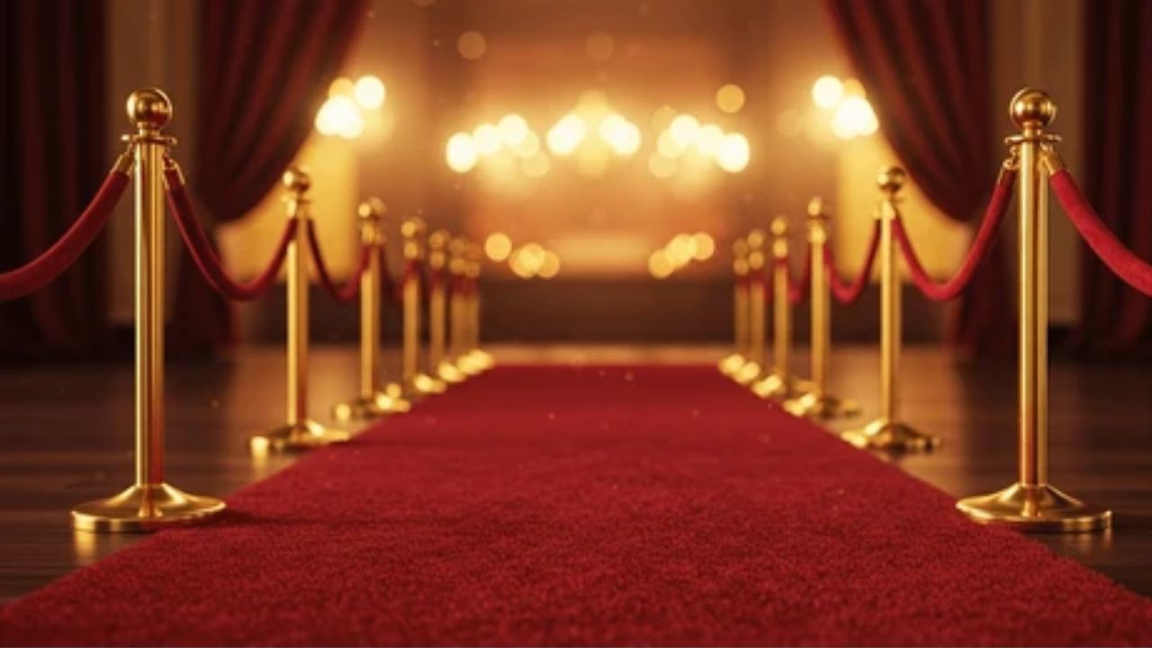 आजच्या काळात रेड कार्पेट सेलिब्रिटिंसाठी ग्लॅमरस कार्यक्रमांचे प्रवेशद्वार म्हणून काम करते. प्रचीन काळात रेड कार्पेटचा वापर शाही सोहळ्यांसाठी केला जात होता पण आधुनिक काळात तो ग्लॅमरसचा भाग बनला
