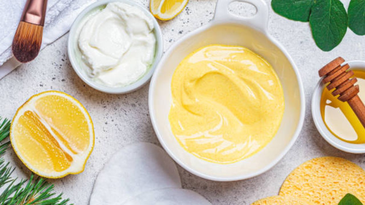 या हेअर पॅकमुळे केवळ डोक्यातील कोंडाच दूर करत नाही तर डोक्यातील कोरडेपणाही लक्षणीयरीत्या कमी होईल. हा हेअर पॅक केसांना स्मूद कारण्यासही मदत करेल.