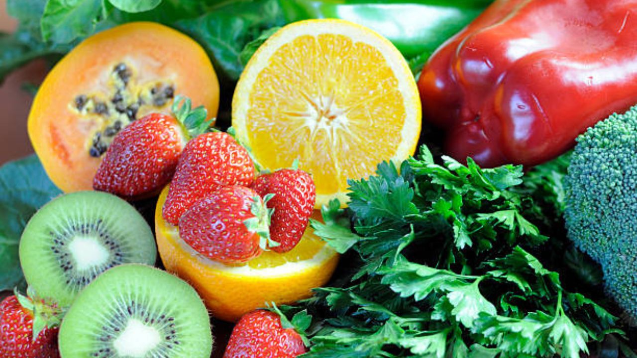 तुम्ही आपल्या आहारात अधिकाधिक फळांचा समावेश करायला हवा. व्हिटॅमिन सी समृद्ध फळे वृद्धत्व कमी करण्यास मदत करतात. यात संत्री, लिंबू, आंबा, पेरु, पपई, किवी अशा फळांचा समावेश होतो. 
