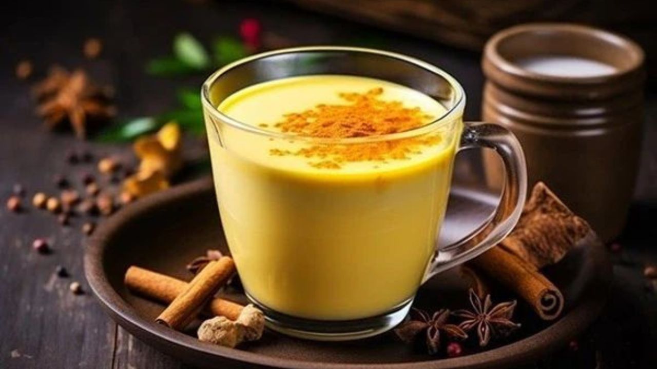 हळदीमध्ये अँटी-ऑक्सिडन्ट आणि अँटी-बॅक्टेरियल गुण असतात, जे शरीरातील रोग प्रतिकारक शक्तीला बळकट करतात. हळदीचं दूध पिण्याने शरीर जास्त रोगांपासून सुरक्षित राहतो, विशेषतः हिवाळ्यात होणाऱ्या संसर्गांपासून.