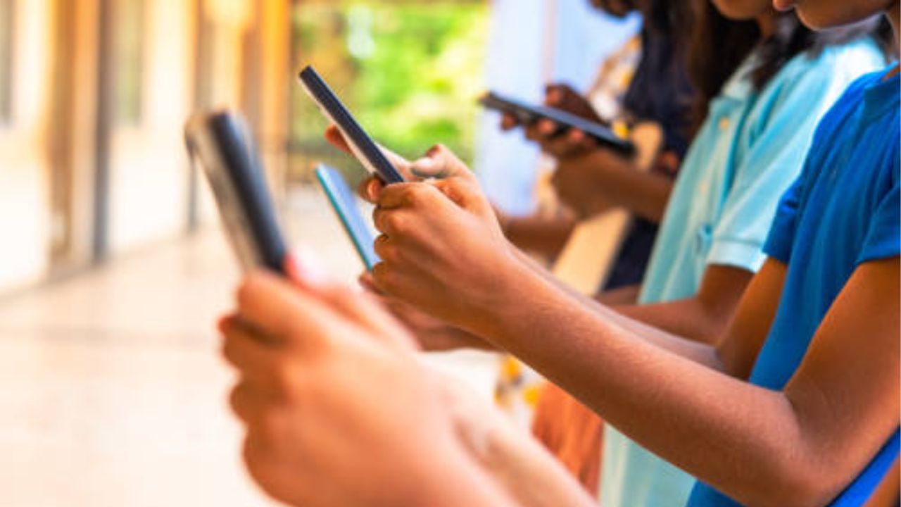 सर्किट बोर्ड, कनेक्टर्स आणि चिप्स, कॅबल्स आणि पोर्ट्स या भागांमध्ये सोन्याचा वापर केला जातो. हे सिग्नल ट्रान्सफर जलद आणि स्थिर ठेवण्यासाठी उपयुक्त ठरते. 
