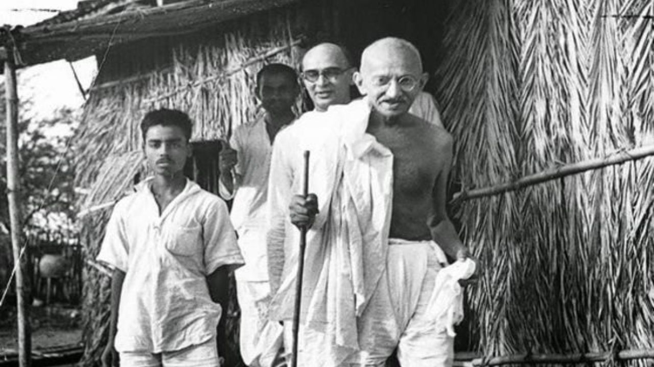 गांधीजींचा चष्मा ही केवळ एक वस्तू नाही, तर ती त्यांच्या सत्य आणि अहिंसेच्या दृष्टिकोनाचे प्रतीक मानले जाते.