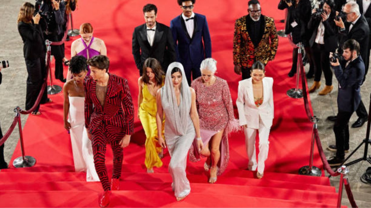 लाल रंग हा संपत्ती, समृद्धी आणि समृद्धीचे प्रतीक असल्याचे मानले जाते. प्राचीन काळी लाल रंगाचे उत्पादन फार महाग होते, ज्यामुळे फक्त श्रीमंतांनाच ते परवडले जात होते. इतिहासात, लाल रंग अनेक कारणांमुळे राजेशाहीशी जोडला गेला आहे
