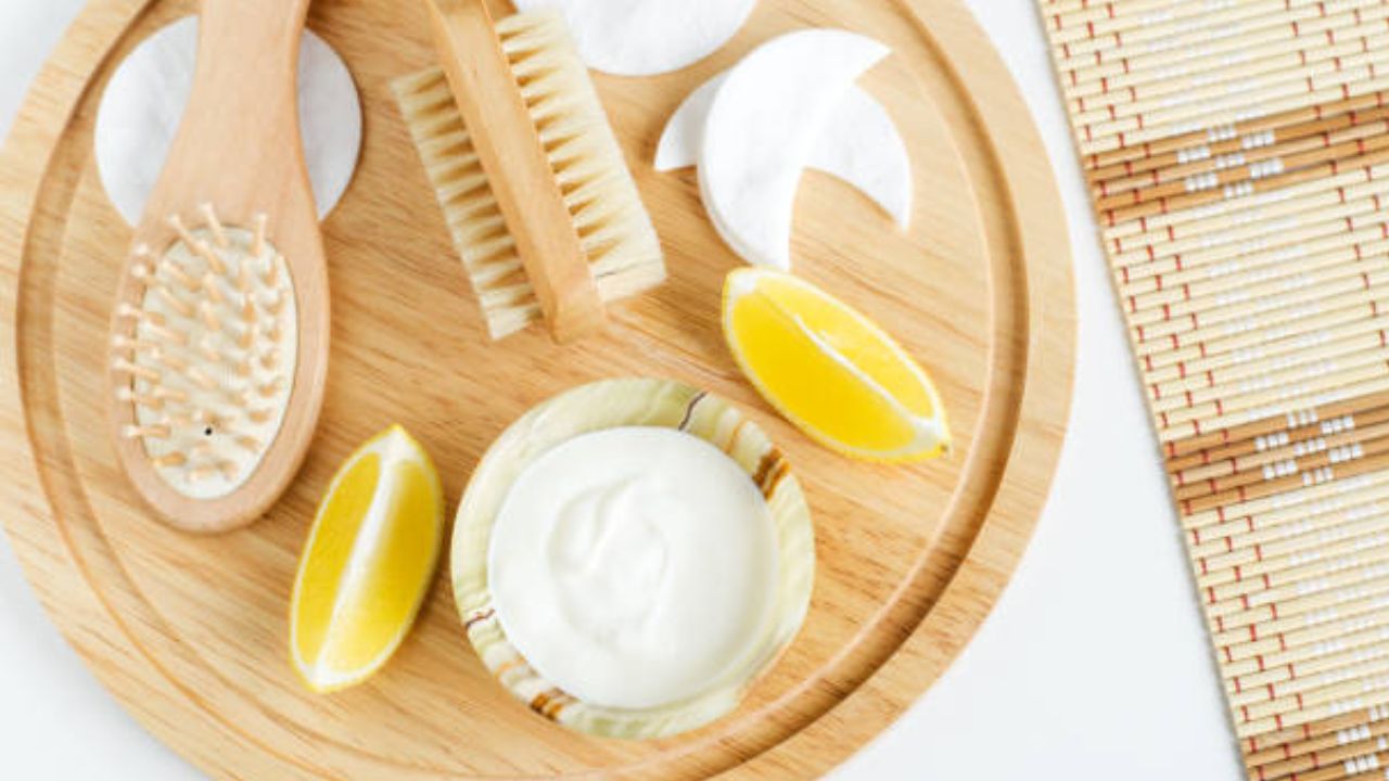 हा हेअर पॅक आठवड्यातून एकदा किंवा दोनदा वापरता येतो. याच्या नियमित वापराने काही आठवड्यांतच तुमच्या केसांमधील सर्व कोंडा दूर होईल. दही आणि लिंबूपासून बनवलेला हा हेअर पॅक औषधी गुणधर्मांनी परिपूर्ण आहे, म्हणूनच केसांवर त्याचा सर्वोत्तम परिणाम दिसून येतो.