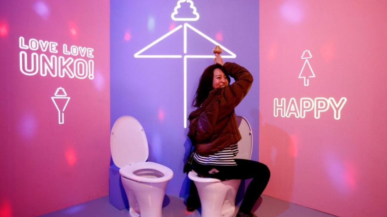 जपानची राजधानी टोकियो येथे हे टाॅयलेट म्यूजियम तयार करण्यात आले आहेत. याची खासियत म्हणजे, हे म्यूजियम पूप थीमवर बनवण्यात आले असून इथले अन्नपदार्थ देखील पूप डिजाईनमध्ये सर्व्ह केले जाते.