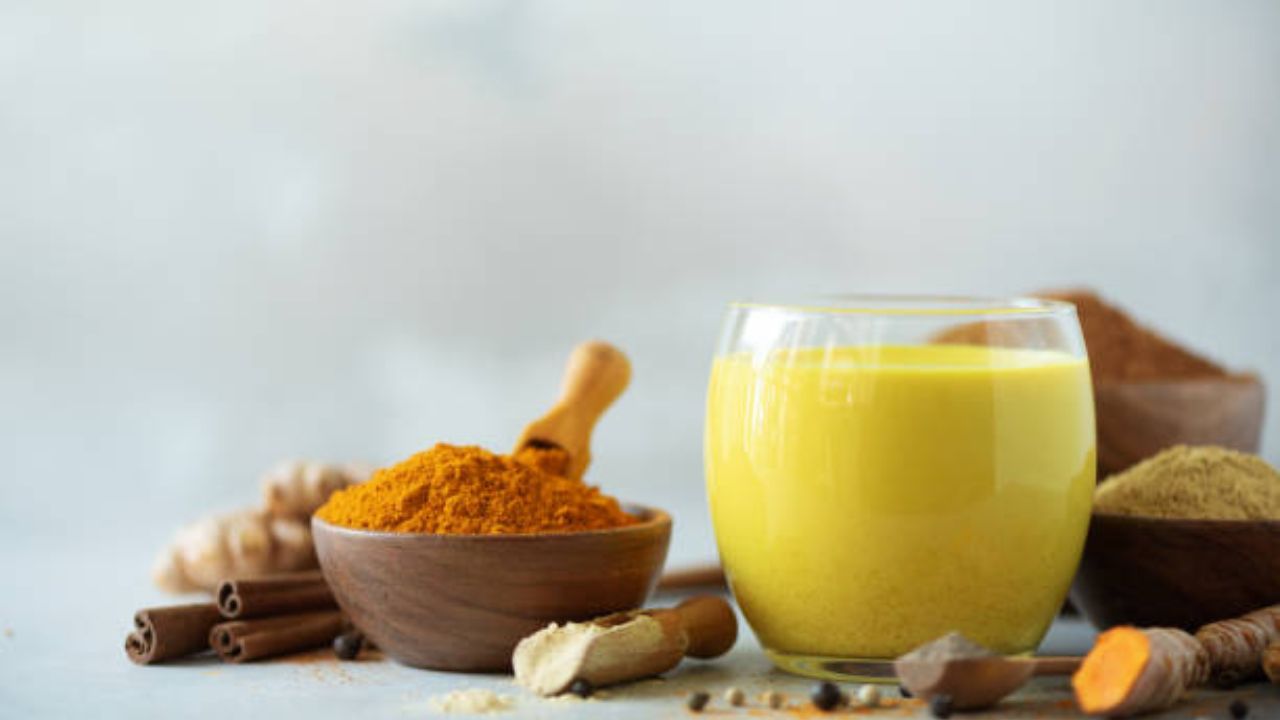 हळदीचे दूध शरीराला उब देण्याचे काम करते. हिवाळ्यात ते शरीराचं तापमान नियंत्रित ठेवून थंडीपासून संरक्षण करतं. हळदीचे अँटी-इन्फ्लेमेटरी गुण शरीरातील आंतरिक उब वाढवतात.