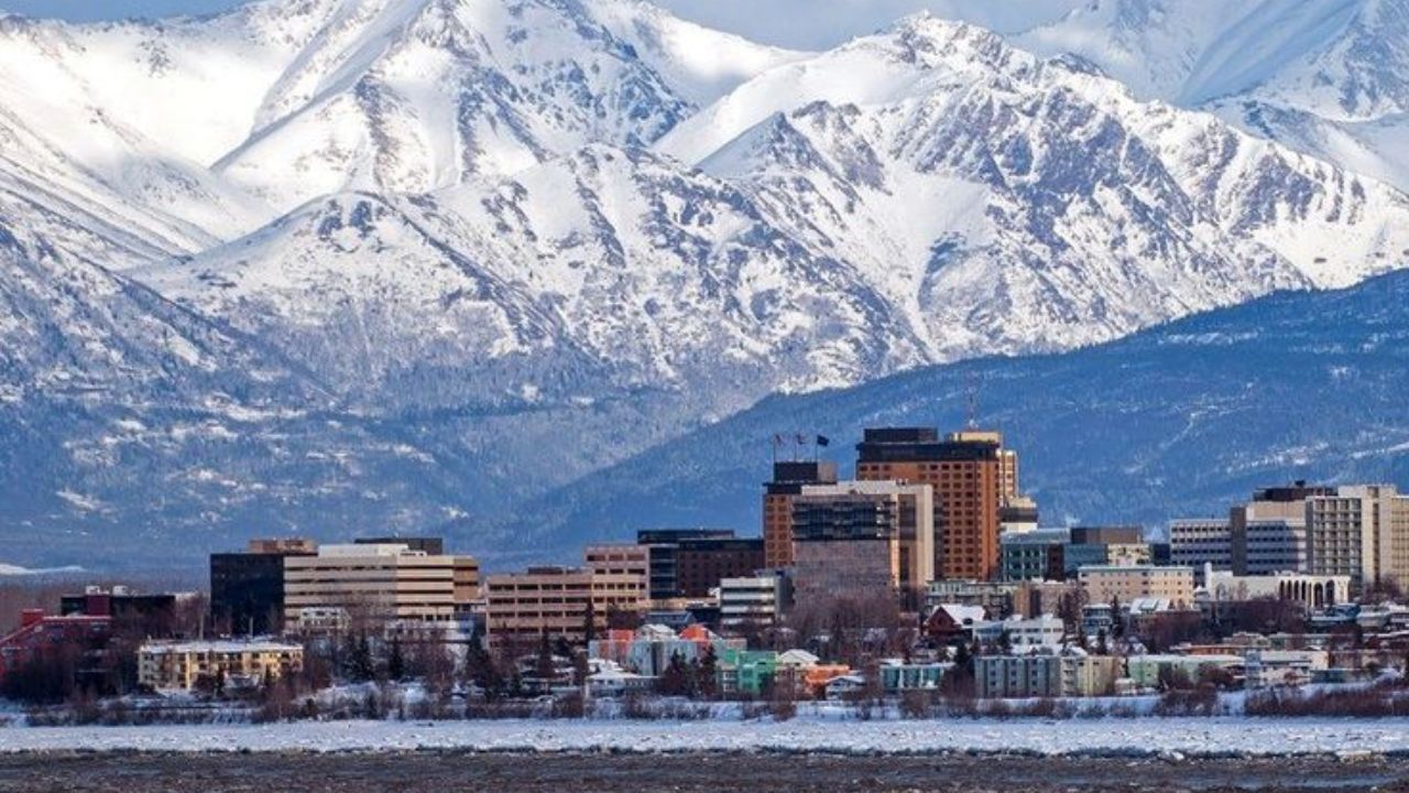 अमेरिकेतील अलास्का राज्यातील बॅरो फार खास आहे कारण मे महिन्याच्या अखेरीस ते जुलैच्या अखेरीस येथे सूर्य मावळत नाही. मात्र हिवाळ्यात नोव्हेंबर ते डिसेंबरच्या काळात इथे संपूर्ण अंधार दिसून येतो. याला पोलर नाईट्स असे म्हटले जाते.