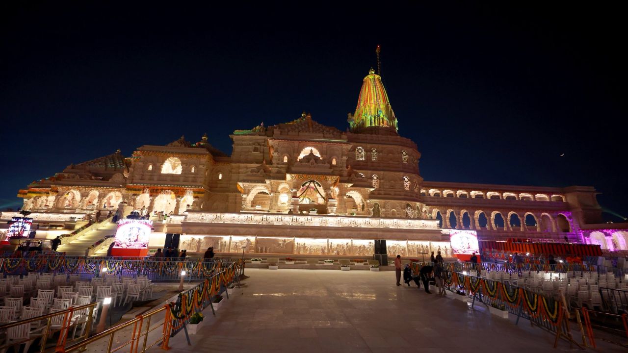 देणग्यांच्या पारदर्शकतेसाठी मंदिर संकुलात देणगी काउंटर आहे, जिथे देणग्यांच्या पावत्या दिल्या जातात. दानपेट्यांमधून पैसे काढण्याचे काम स्टेट बँक ऑफ इंडियाचे अधिकारी आणि ट्रस्ट सदस्य संयुक्तपणे करतात.