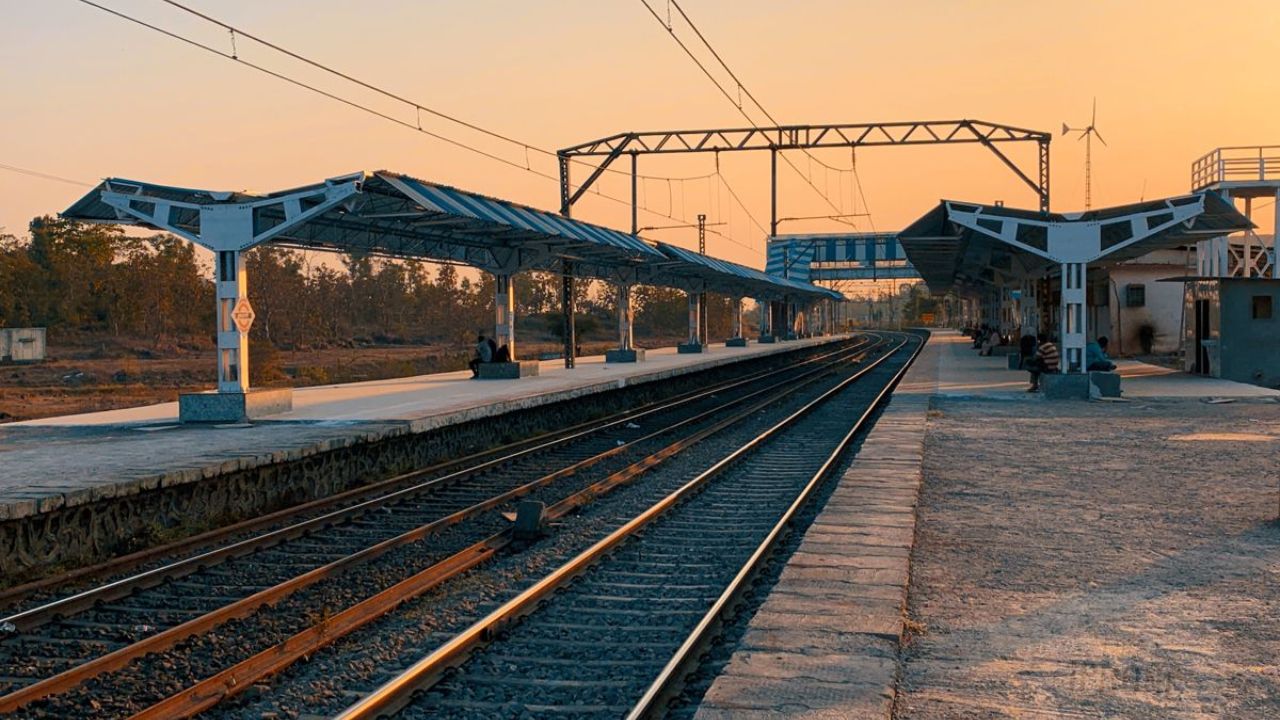 रुळाच्या अंतरामुळे काही गाड्या बेलापूर स्थानकावर येतात तर काही श्रीरामपूर स्थानकावर. यामुळे प्रवाशांना गाडी पकडताना अनेक अडचणी येतात आणि कधी-कधी गोंधळ निर्माण होतो.