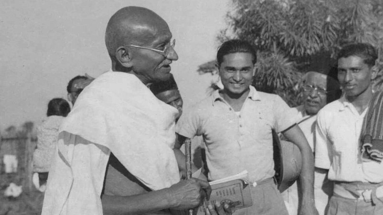 लिलाव घराच्या मालकाने असे सांगितले की, एका व्यक्तीने पोस्टाने हे चष्मे पाठवले होते, जे त्यांच्या आजोबांना गांधीजींकडून मिळाले होते.