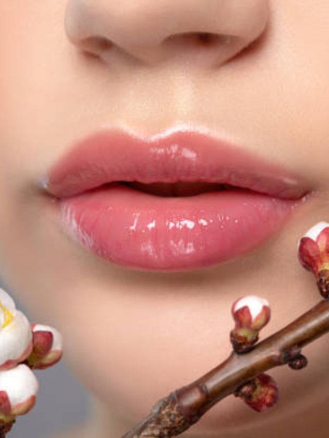 काळे ओठ मऊ आणि गुलाबी करण्यासाठी या घरगुती टिप्स वापरा