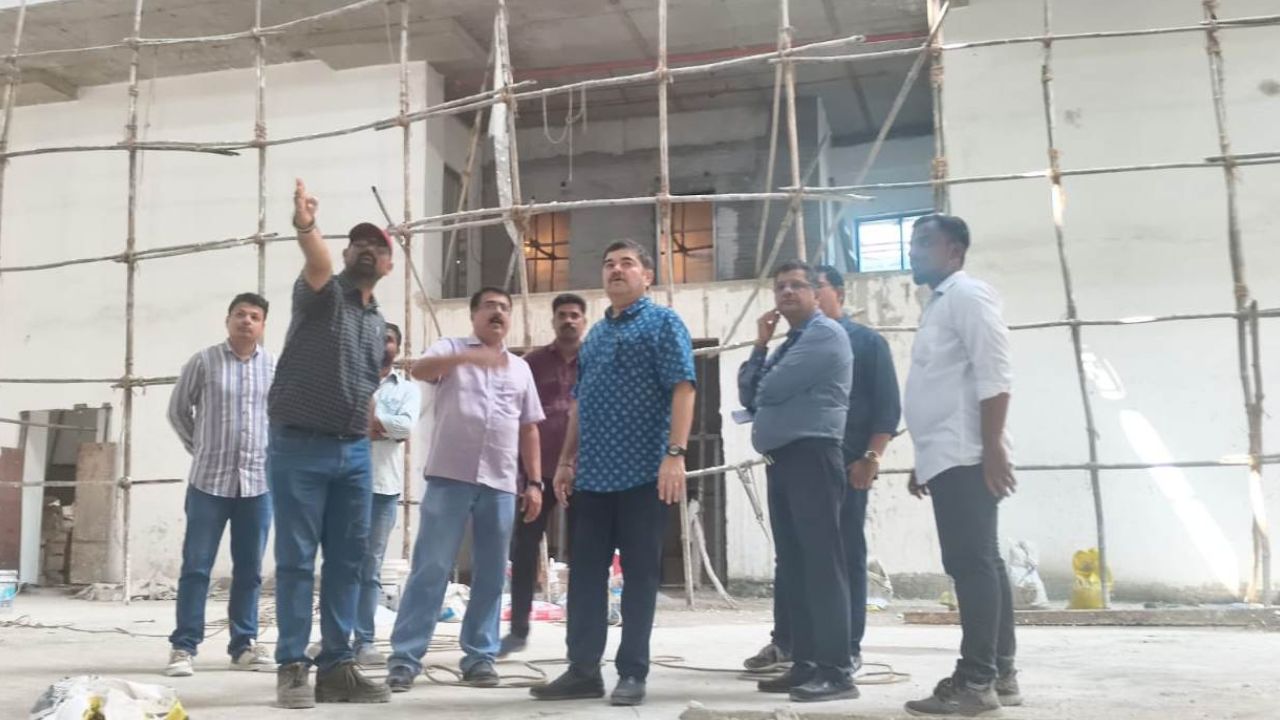 Navi Mumbai : ऐरोलीकरांना अनुभवता येणार रंगभूमीचे जग! नाट्यगृहाच्या बांधकामाची अभिनेते प्रशांत दामलेंकडून पाहणी