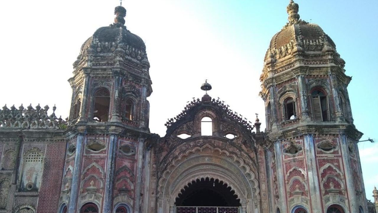 राजनगर: स्थापत्य़शैलीचा उत्तम नमुना म्हणून या ठिकाणाला भेट द्यायलाच पाहिजे. ऐतिहासिक मंदिरे आणि राजवाड्यांनी सजलेलं हे ठिकाण आहे. असं म्हटलं जातं की येथील बऱ्याचशा वास्तू या पूर्वीच्या दरभंगा राज्याच्या शासकांनी बांधल्या होत्या.