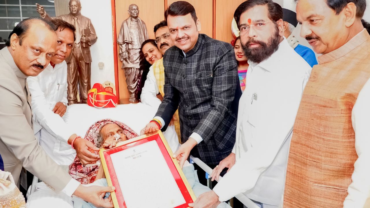 Ram Sutar यांचा महाराष्ट्र भूषण पुरस्काराने सन्मान! पुरस्कार देण्यासाठी स्वतः मुख्यमंत्री पोहचले निवास्थानी