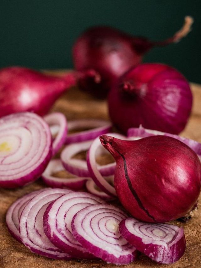 कच्चा कांदा जेवणासोबत खावा की नाही ?