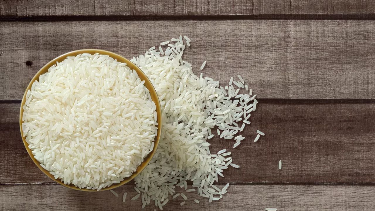 Health Care Tips : कच्चे तांदूळ खावेसे वाटतात? जाणून घ्या यामागचं खरं कारण