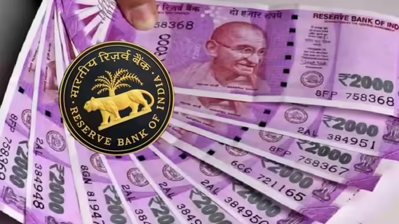 गुलाबी नोटांसंदर्भात मोठी अपडेट! 2000 रुपयांच्या नोटा अजूनही चलनात? आरबीआयने केला धक्कादायक खुलासा