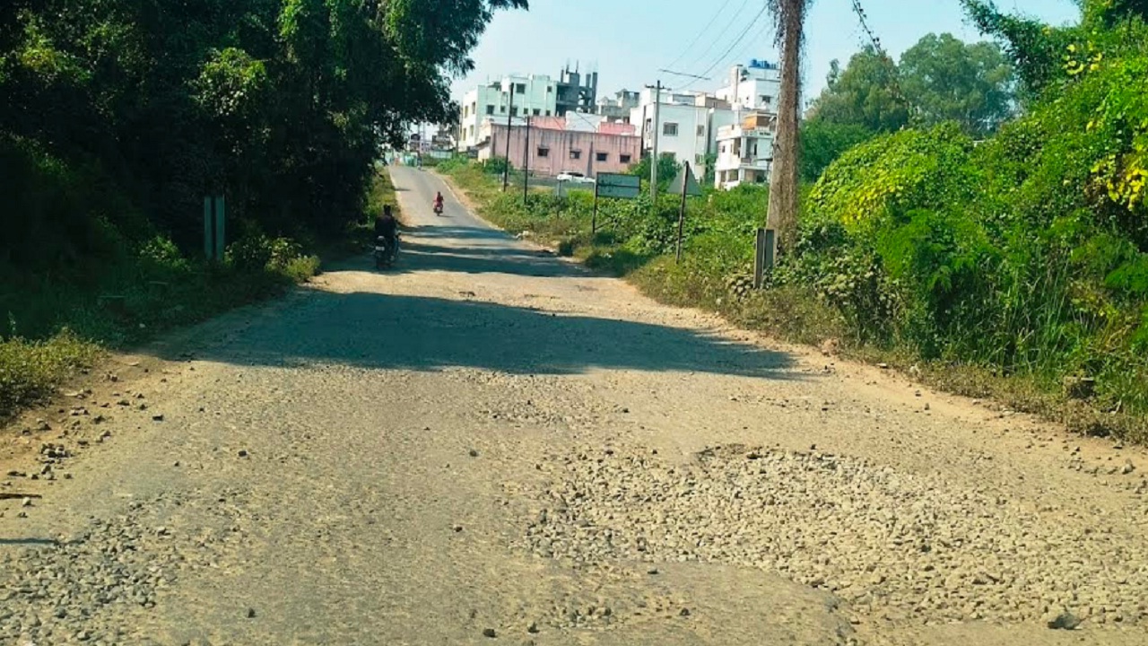 पुरंदर तालुक्यातील रस्त्यांची दुरवस्था; वाहनचालकांना जीव मुठीत घेऊन करावा लागतो प्रवास